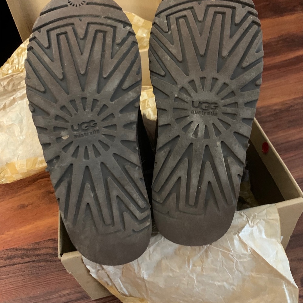 Ugg Big Kid Triple Bailey Button Size 6 - image 8